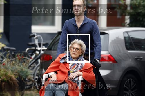 Amsterdam 7 oktober 2025
Hansje Boonstra met een begeleider in Amsterdam waar zij woont in een prachtig beveiligd Appartementen complex.