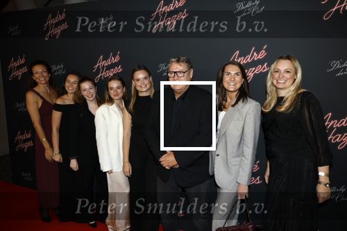Rotterdam 1 oktober 2025
Premiere nieuwe theatershow Andre Hazes in het nieuwe Luxor. Iris v d Ende met collega\'s