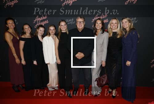 Rotterdam 1 oktober 2025
Premiere nieuwe theatershow Andre Hazes in het nieuwe Luxor. Iris v d Ende met collega\'s