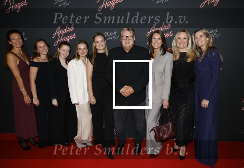 Rotterdam 1 oktober 2025
Premiere nieuwe theatershow Andre Hazes in het nieuwe Luxor. Iris v d Ende met collega\'s