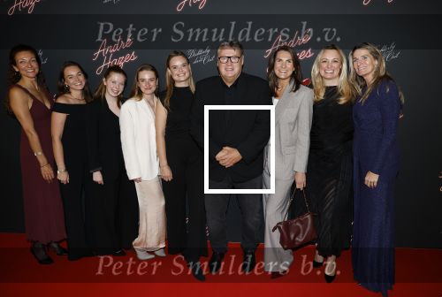 Rotterdam 1 oktober 2025
Premiere nieuwe theatershow Andre Hazes in het nieuwe Luxor. Iris v d Ende met collega\'s