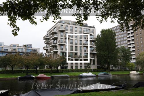 Amsterdam 5 oktober 2025
In dit complex heeft Jaap Jongbloed een appartement gekocht. Hij woonde hiervoor in een huis op de PC Hooftstraat