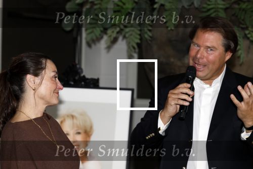 Doorn 5 oktober 2025
Cd presentatie van Anneke Gronloh . Jet de Nijs  krijgt foto uit handen Bart Peters