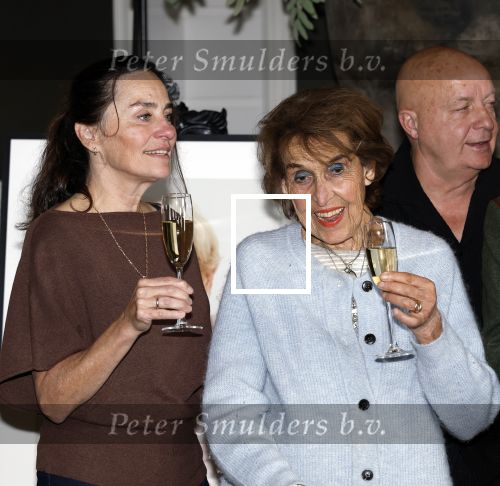 Doorn 5 oktober 2025
Cd presentatie van Anneke Gronloh . Jet de Nijs  krijgt foto uit handen Bart Peters
