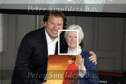 Doorn 5 oktober 2025
Cd presentatie van Anneke Gronloh . Joke Alberts krijgt eerste lp uit handen van Bart Peters
