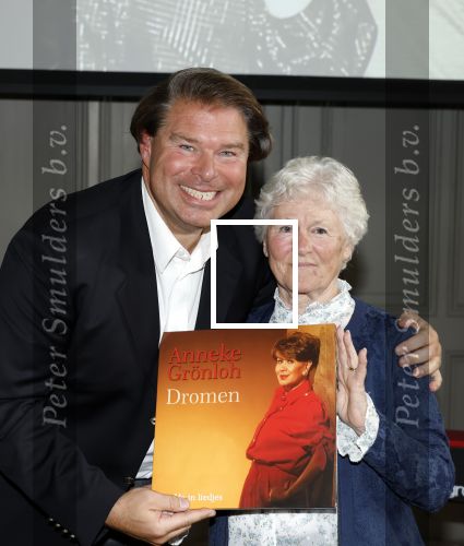 Doorn 5 oktober 2025
Cd presentatie van Anneke Gronloh . Joke Alberts krijgt eerste lp uit handen van Bart Peters