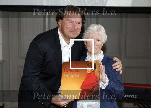 Doorn 5 oktober 2025
Cd presentatie van Anneke Gronloh . Joke Alberts krijgt eerste lp uit handen van Bart Peters