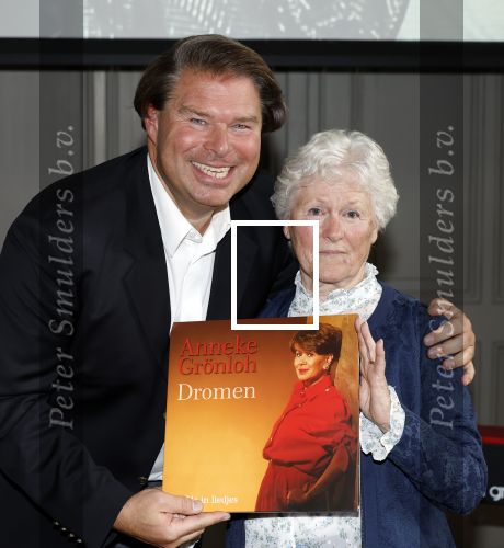 Doorn 5 oktober 2025
Cd presentatie van Anneke Gronloh . Joke Alberts krijgt eerste lp uit handen van Bart Peters