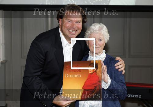 Doorn 5 oktober 2025
Cd presentatie van Anneke Gronloh . Joke Alberts krijgt eerste lp uit handen van Bart Peters