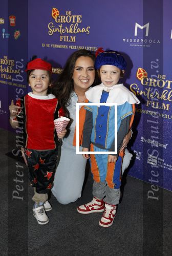 Amsterdam 5 oktober 2025
Premiere sinterklaas film in Pathe Noord. Leslie Keijzer met kinderen