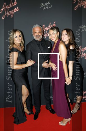 Rotterdam 1 oktober 2025
Premiere nieuwe theatershow Andre Hazes in het nieuwe Luxor. Noa Braaf kwam met haar vader en stiefmoeder