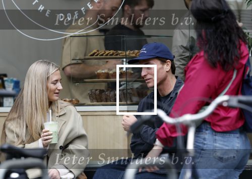 Amsterdam 11 oktober 2025
Robbert Rodenburg drinkt kopje koffie  Amsterdam zuid.