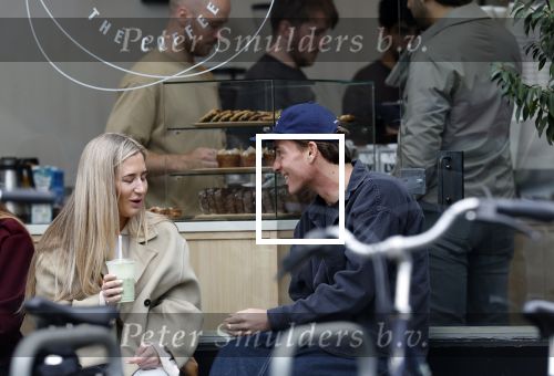 Amsterdam 11 oktober 2025
Robbert Rodenburg drinkt kopje koffie  Amsterdam zuid.