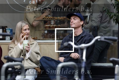 Amsterdam 11 oktober 2025
Robbert Rodenburg drinkt kopje koffie  Amsterdam zuid.