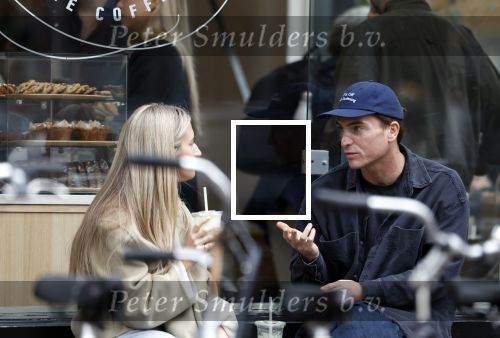 Amsterdam 11 oktober 2025
Robbert Rodenburg drinkt kopje koffie  Amsterdam zuid.