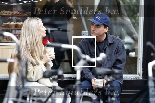 Amsterdam 11 oktober 2025
Robbert Rodenburg drinkt kopje koffie  Amsterdam zuid.