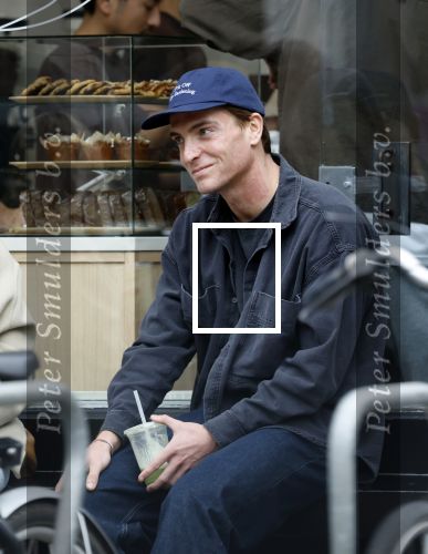 Amsterdam 11 oktober 2025
Robbert Rodenburg drinkt kopje koffie  Amsterdam zuid.