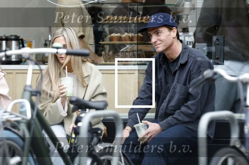 Amsterdam 11 oktober 2025
Robbert Rodenburg drinkt kopje koffie  Amsterdam zuid.