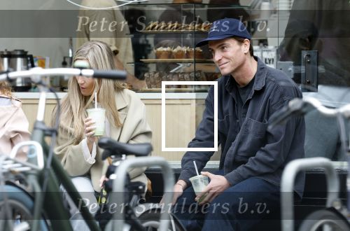 Amsterdam 11 oktober 2025
Robbert Rodenburg drinkt kopje koffie  Amsterdam zuid.