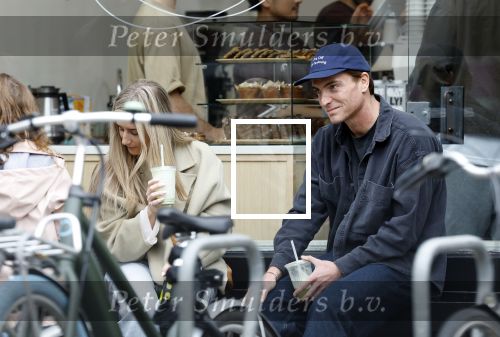 Amsterdam 11 oktober 2025
Robbert Rodenburg drinkt kopje koffie  Amsterdam zuid.