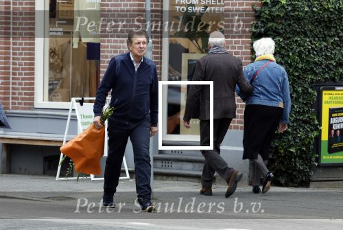 Amsterdam 11 oktober 2025
Robert ten Brink met bloemen in  Amsterdam zuid.