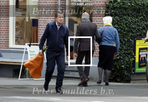 Amsterdam 11 oktober 2025
Robert ten Brink met bloemen in  Amsterdam zuid.