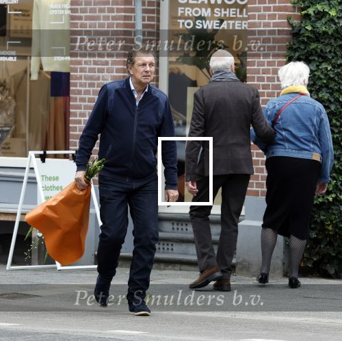 Amsterdam 11 oktober 2025
Robert ten Brink met bloemen in  Amsterdam zuid.