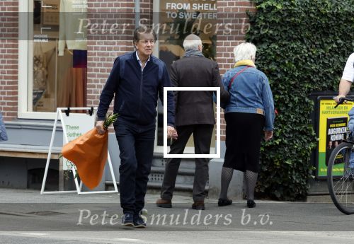 Amsterdam 11 oktober 2025
Robert ten Brink met bloemen in  Amsterdam zuid.