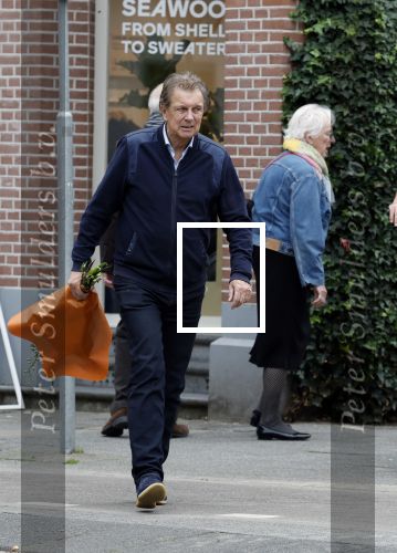 Amsterdam 11 oktober 2025
Robert ten Brink met bloemen in  Amsterdam zuid.