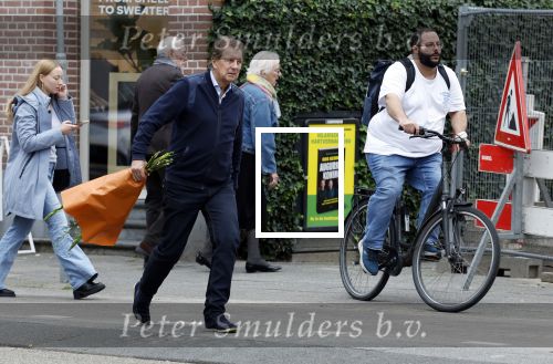 Amsterdam 11 oktober 2025
Robert ten Brink met bloemen in  Amsterdam zuid.