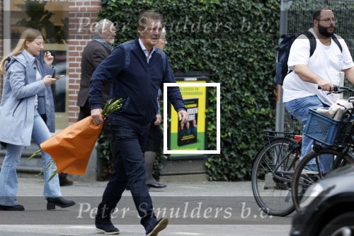 Amsterdam 11 oktober 2025
Robert ten Brink met bloemen in  Amsterdam zuid.