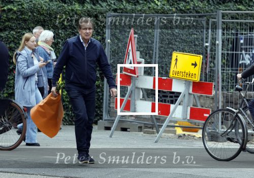 Amsterdam 11 oktober 2025
Robert ten Brink met bloemen in  Amsterdam zuid.