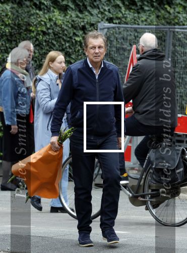 Amsterdam 11 oktober 2025
Robert ten Brink met bloemen in  Amsterdam zuid.