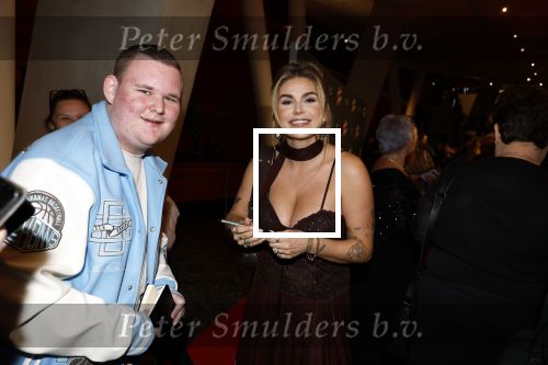 Rotterdam 1 oktober 2025
Premiere nieuwe theatershow Andre Hazes in het nieuwe Luxor. Roxeanne Hazes met een fan