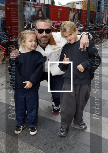 Utrecht 12 oktober 2025
Premiere de club van sinterklaas in kinepolis . sander Huisman met zijn kinderen
