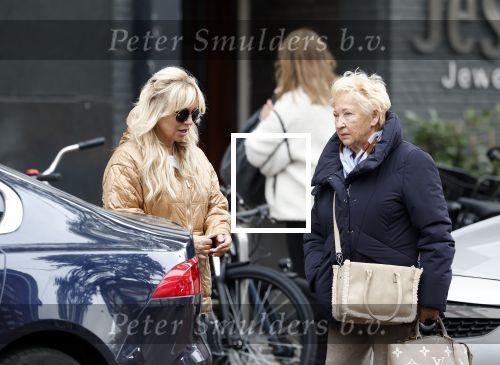 Amsterdam 10 oktober 2025
Tatjana Simic met haar hondje en moeder op straat in Amsterdam zuid.