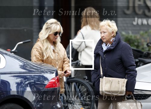 Amsterdam 10 oktober 2025
Tatjana Simic met haar hondje en moeder op straat in Amsterdam zuid.