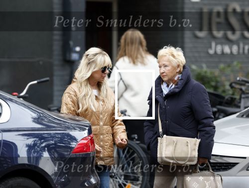 Amsterdam 10 oktober 2025
Tatjana Simic met haar hondje en moeder op straat in Amsterdam zuid.