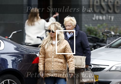 Amsterdam 10 oktober 2025
Tatjana Simic met haar hondje en moeder op straat in Amsterdam zuid.