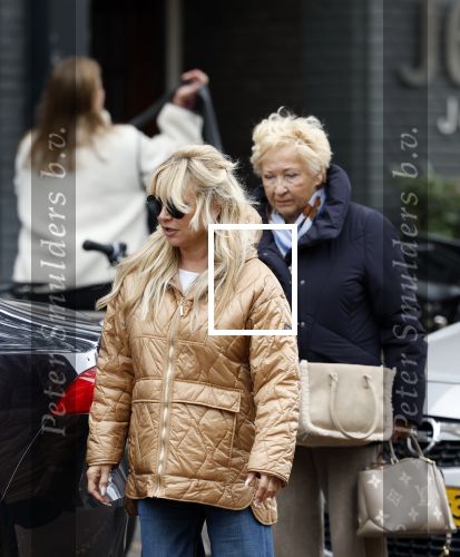 Amsterdam 10 oktober 2025
Tatjana Simic met haar hondje en moeder op straat in Amsterdam zuid.