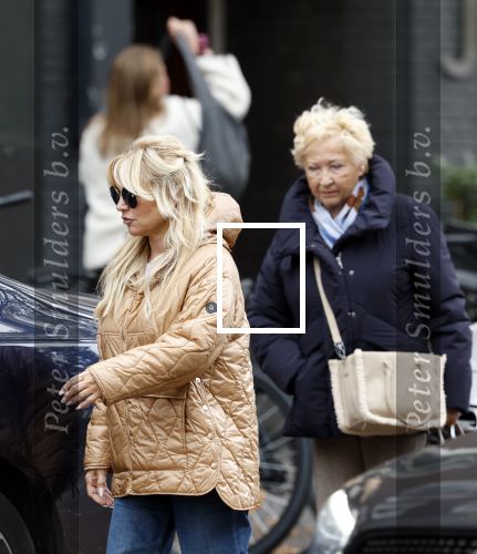 Amsterdam 10 oktober 2025
Tatjana Simic met haar hondje en moeder op straat in Amsterdam zuid.