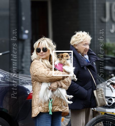 Amsterdam 10 oktober 2025
Tatjana Simic met haar hondje en moeder op straat in Amsterdam zuid.