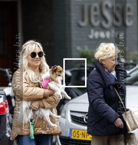 Amsterdam 10 oktober 2025
Tatjana Simic met haar hondje en moeder op straat in Amsterdam zuid.