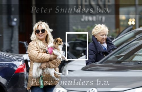 Amsterdam 10 oktober 2025
Tatjana Simic met haar hondje en moeder op straat in Amsterdam zuid.