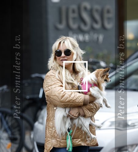 Amsterdam 10 oktober 2025
Tatjana Simic met haar hondje en moeder op straat in Amsterdam zuid.