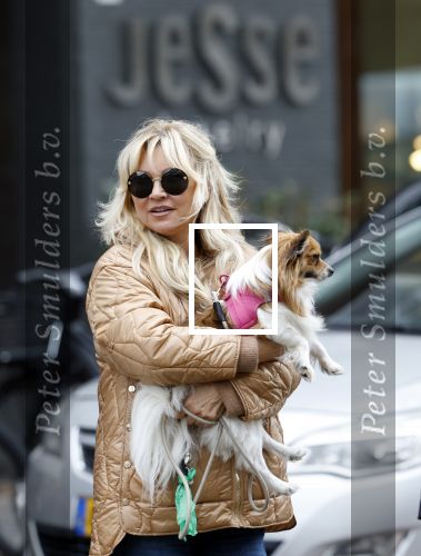 Amsterdam 10 oktober 2025
Tatjana Simic met haar hondje en moeder op straat in Amsterdam zuid.