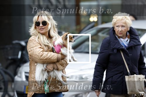 Amsterdam 10 oktober 2025
Tatjana Simic met haar hondje en moeder op straat in Amsterdam zuid.