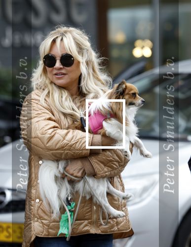 Amsterdam 10 oktober 2025
Tatjana Simic met haar hondje en moeder op straat in Amsterdam zuid.