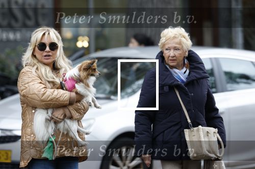 Amsterdam 10 oktober 2025
Tatjana Simic met haar hondje en moeder op straat in Amsterdam zuid.