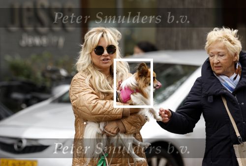 Amsterdam 10 oktober 2025
Tatjana Simic met haar hondje en moeder op straat in Amsterdam zuid.